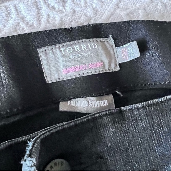 TORRID Bombshell Skinny Premium Stretch‎ High-Rise Destructed Jean - Picture 6 of 7
